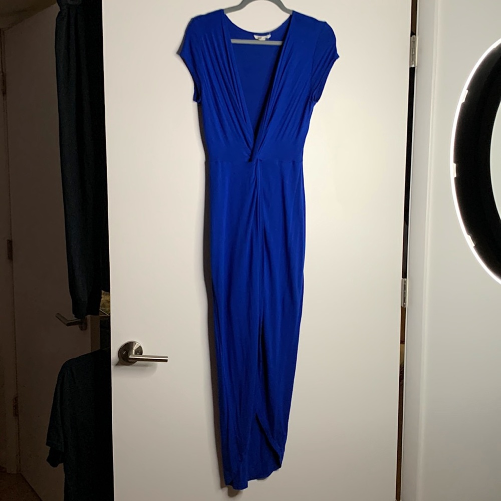 Maxi Dress with High leg slit and knot detail Low V-Neck cut Short Sleeve M